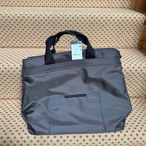 BRAND NEW: men’s TUMI companion tote